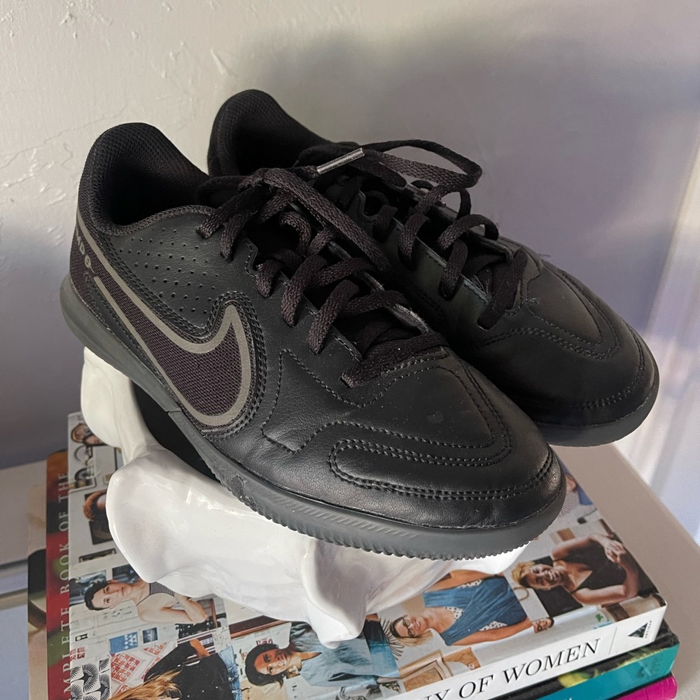 Sz 3.5y Nike Tiempo Legend 9 Indoor Soccer Turf Shoes Black Gray DA1332-004